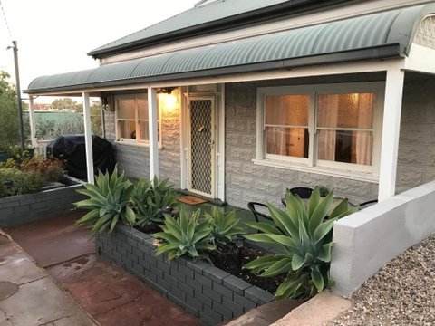 HILLSIDE HAVEN CHARMING C1920 COTTAGE Pet Friendly Sleeps 1 - 6 - Accommodation Broome 2