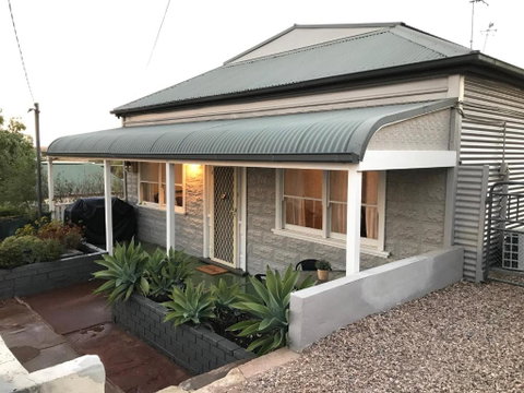 HILLSIDE HAVEN CHARMING C1920 COTTAGE Pet Friendly Sleeps 1 - 6 - Accommodation Broome 0