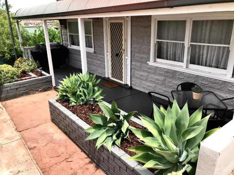 HILLSIDE HAVEN CHARMING C1920 COTTAGE Pet Friendly Sleeps 1 - 6 - Accommodation Broome 1
