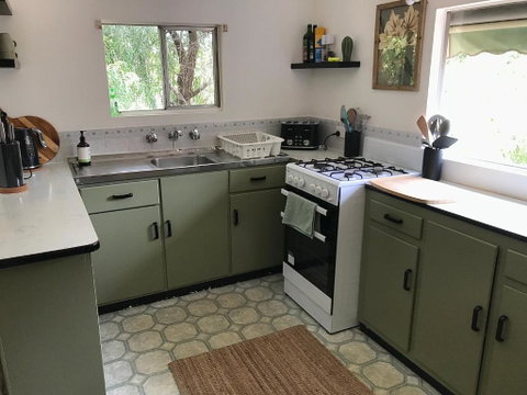 HILLSIDE HAVEN CHARMING C1920 COTTAGE Pet Friendly Sleeps 1 - 6 - Accommodation Broome 3