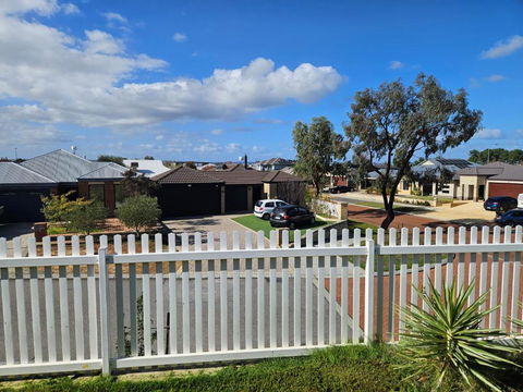 House In Ellenbrook - Accommodation Broome 2