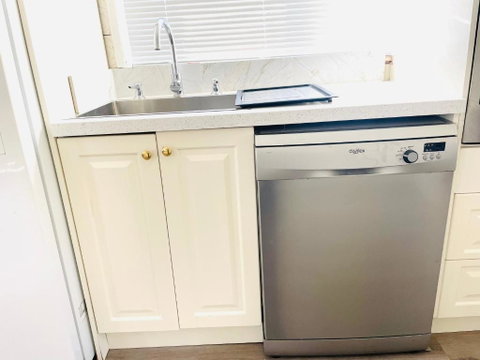 House In Thomastown - Accommodation Broome 3