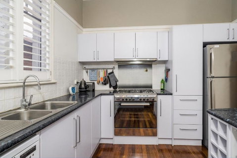 Incredible 3-Bed Renovated Home With Huge Garden - Accommodation Broome 2