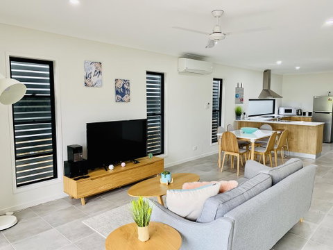 AIRLIE BEACH Delight. Hop, Skip Jump To Everything - Accommodation Broome 0