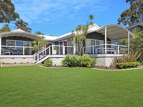 Akarana Beach House :: Jervis Bay Rentals - Accommodation Broome 0