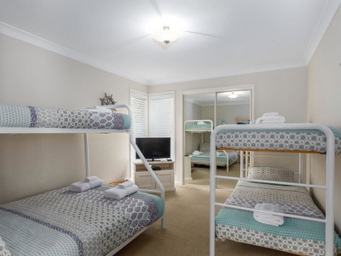 Akarana Beach House :: Jervis Bay Rentals - Accommodation Broome 1