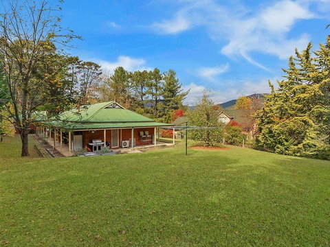 Alpine Mist - Spacious 5 Bedroom Home - Accommodation Broome 2