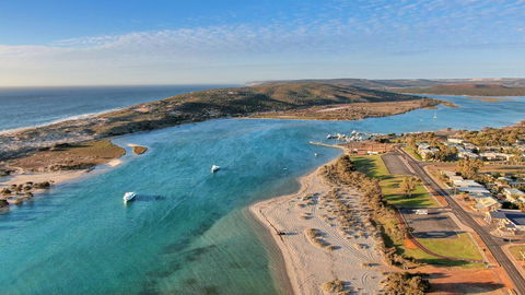 API Pelican Beach Front Apartments Kalbarri - Accommodation Broome 1