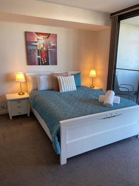 ARENA CENTRAL EXEC VIEWS WINE NETFLIX WIFI PARKING - Accommodation Broome 3