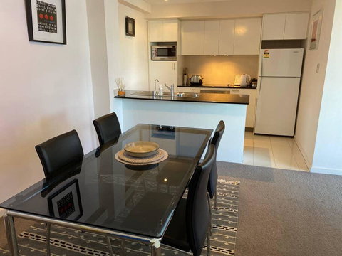ARENA CENTRAL EXEC VIEWS WINE NETFLIX WIFI PARKING - Accommodation Broome 2