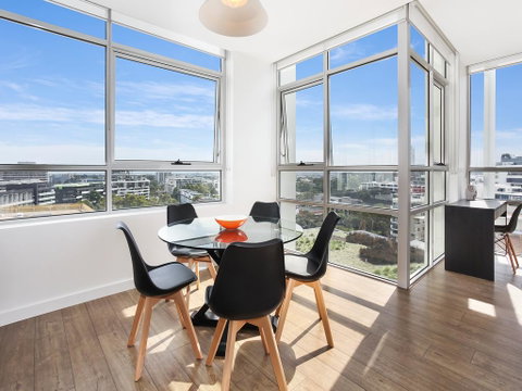 As The Sun Sets - Modern And Spacious 2BR Zetland Apartment Facing The Setting Sun - Accommodation Broome 1