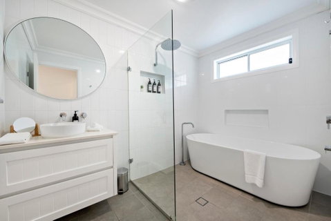 Macintyre - Contemporary Charm, Sleeps 8 - Accommodation Broome 3