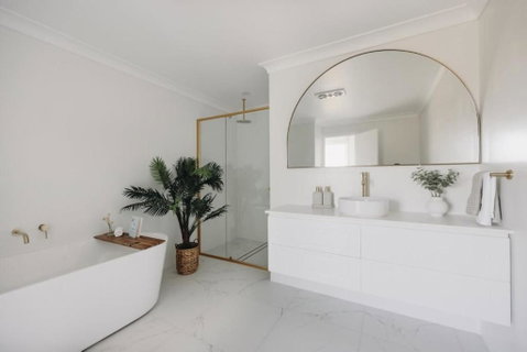 Macquarie - Sleek & Stylish, Countryside Views - Accommodation Broome 2
