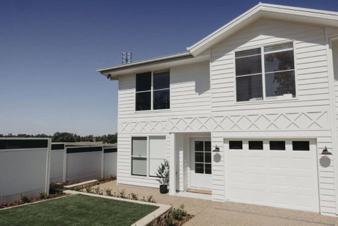 Macquarie - Sleek & Stylish, Countryside Views - Accommodation Broome 3