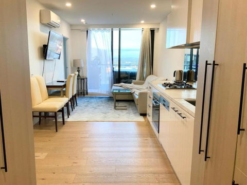 M-city Shopping Center Apartment - Executive Twin King Ensuites - Fully Equipped - Free Parking, Fast Wifi, Smart TV, Netflix, Complementary Drinks & Amenities - Clayton 3168 - Accommodation Broome 1