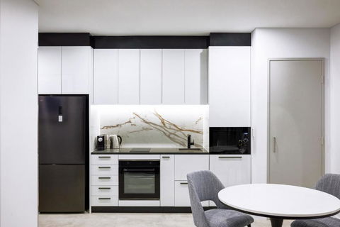 Meriton Suites Liverpool - Accommodation Broome 2