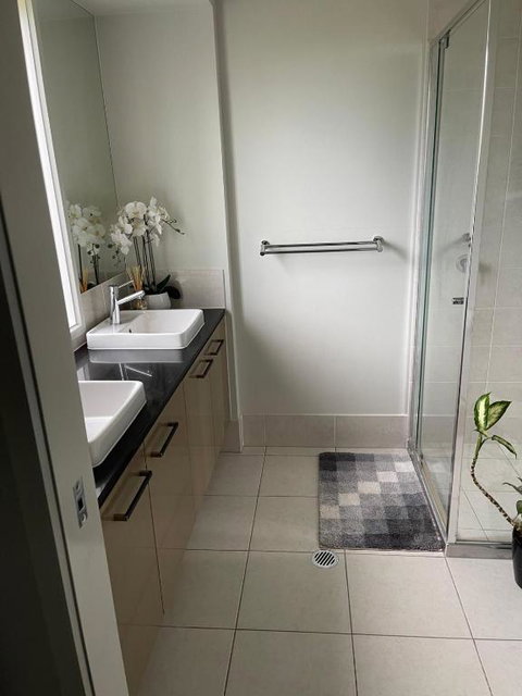 Modern Four Bedroom Holiday Home Available In Deebing Heights - Accommodation Broome 3