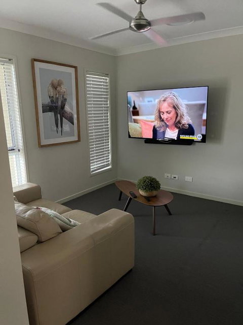 Modern Four Bedroom Holiday Home Available In Deebing Heights - Accommodation Broome 2
