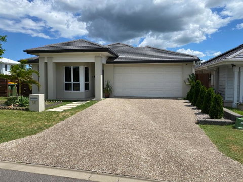 Modern Four Bedroom Holiday Home Available In Deebing Heights - Accommodation Broome 1