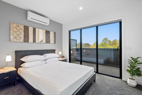 Modern 2-Bed Home In Brunswick With Courtyard - Accommodation Broome 1