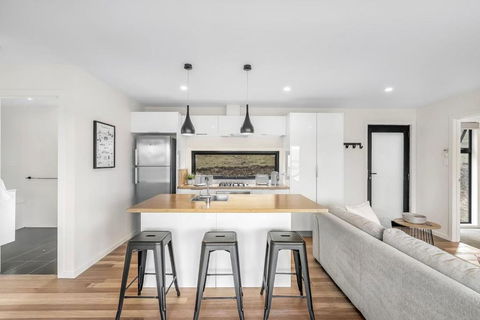 Modern And Scenic Valley Escape - Accommodation Broome 0