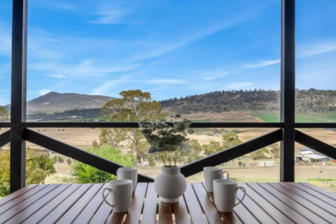 Modern And Scenic Valley Escape - Accommodation Broome 2