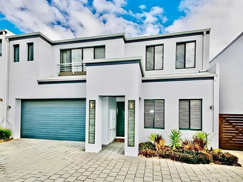 Modern Double-Story Abode A Scarborough Delight - Accommodation Broome 0