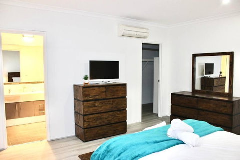 Modern Double-Story Abode A Scarborough Delight - Accommodation Broome 2