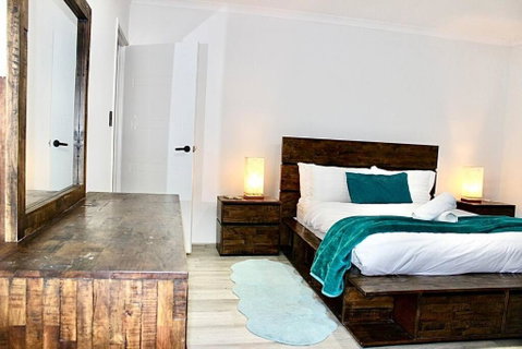 Modern Double-Story Abode A Scarborough Delight - Accommodation Broome 3