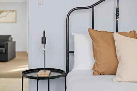 Modern Private Double Room - Central Spot At Liverpool - Shared Bathroom - Accommodation Broome 3