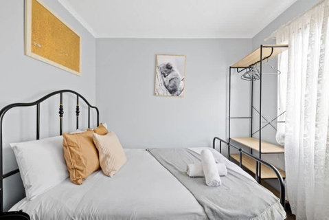 Modern Private Double Room - Central Spot At Liverpool - Shared Bathroom - Accommodation Broome 2