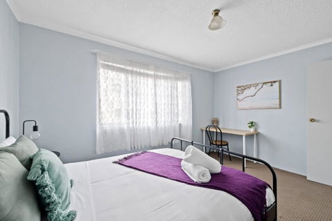 Modern Private Double Room - Central Spot At Liverpool - Shared Bathroom - Accommodation Broome 1