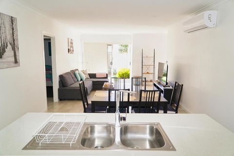 Modern Style Unit 2 Deer Park - Accommodation Broome 1