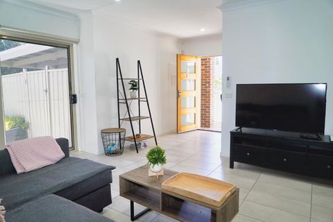 Modern Style Unit 2 Deer Park - Accommodation Broome 0