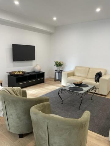Modern Home, Close To Train, 17k CBD - Accommodation Broome 1