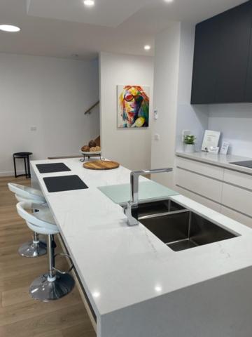 Modern Home, Close To Train, 17k CBD - Accommodation Broome 3