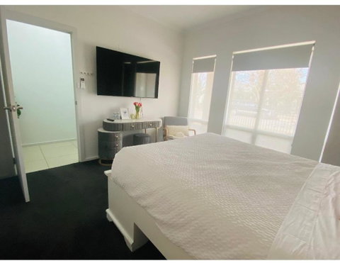 Modern Private Room With Ensuite - Accommodation Broome 1