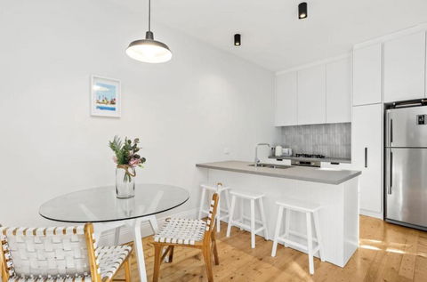 NEWLY RENOVATED LARGE 3.5 BDRM HOUSE! BEST OF MELB - Accommodation Broome 2