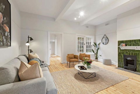 NEWLY RENOVATED LARGE 3.5 BDRM HOUSE! BEST OF MELB - Accommodation Broome 0