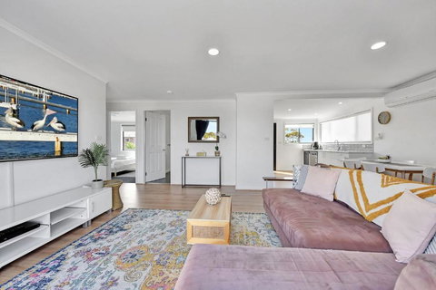 New Property Seabreeze Bungalow - Lakeview Sunset Delight At Sunshine On Lake Macquarie - Accommodation Broome 3