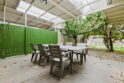 Palms By Yarraville With Large 2 Bed Home & Yard - Accommodation Broome 2