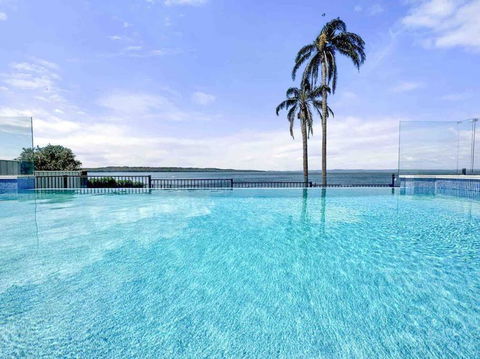 Panoramic Lakefront 6 BDRM Villa - Accommodation Broome 3