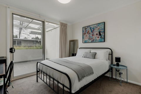 Peaceful 1-Bed Apartment Close To Lonsdale St - Accommodation Broome 2
