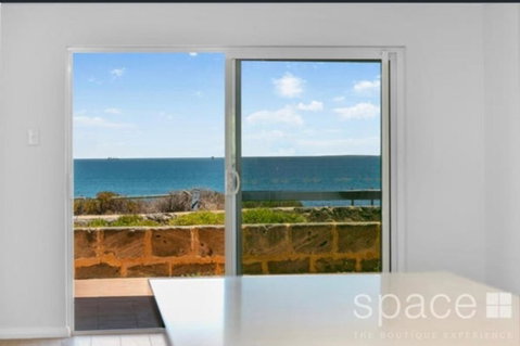 Perfect Oceanfront Cottesloe Apartment - Accommodation Broome 2