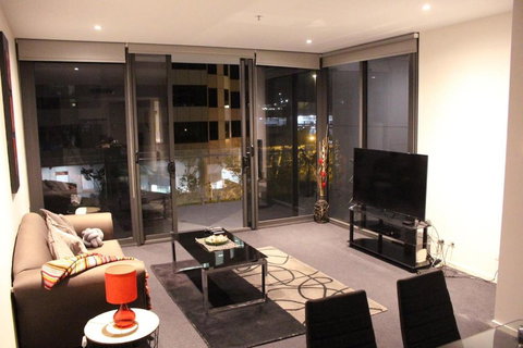 Perfectly Located Modern Apartment - Canberra CBD - Accommodation Broome 1