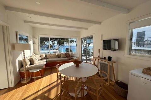 PIPI SHACK - Iconic Waterfront Shack Binalong Bay - Accommodation Broome 2