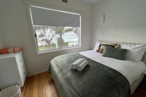 PIPI SHACK - Iconic Waterfront Shack Binalong Bay - Accommodation Broome 3