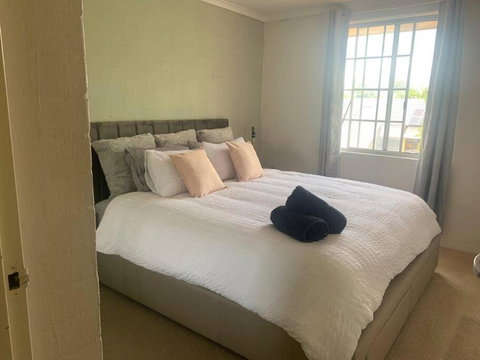 Plush 2 Bedroom Apartment Kingston - Accommodation Broome 1