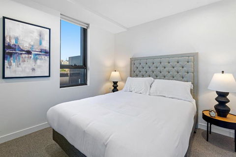 Polished 2-Bed Apartment With Gorgeous City Views - Accommodation Broome 1