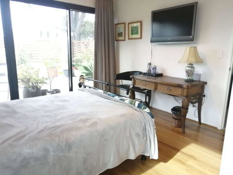 Private & Cosy! Master Bedroom In Perth With Garden View - Accommodation Broome 1